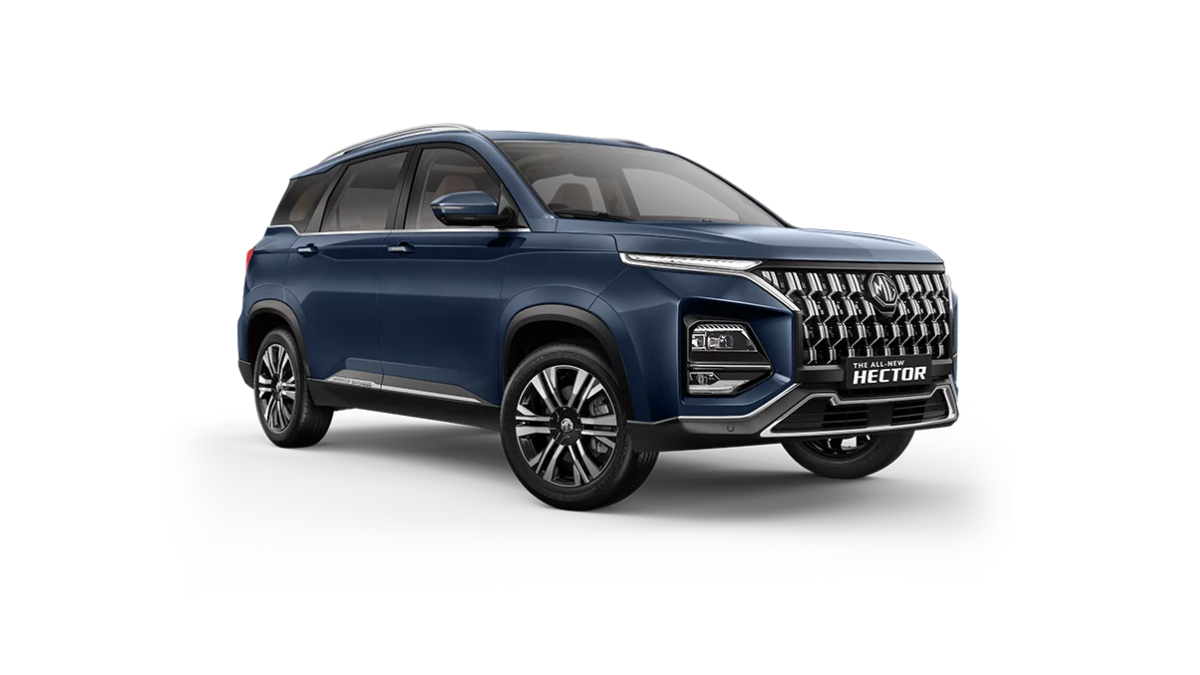 Front three-quarter view of the 2026 MG Hector facelift in blue, highlighting the new Aura-Hex chrome grille and updated R18 bolt alloy wheels.
