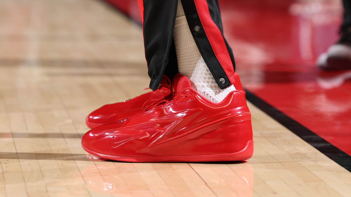 Nike KD19 India Launch: The ‘Slim Reaper’ Dagger and Tech Specs Revealed 3 Close-up of a basketball player wearing the red Nike KD19 on a hardwood court during the official debut on March 16.