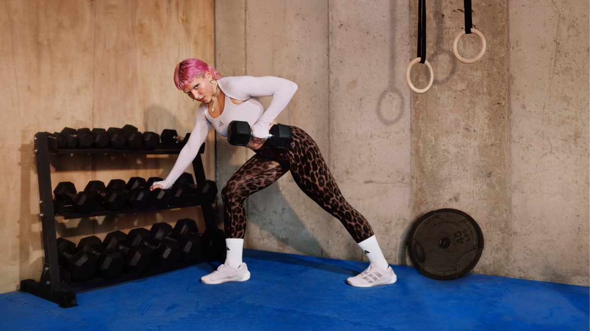 adidas Unveils Leopard-Print Optimé Leggings: The New High-Performance ‘Squat-Proof’ Icon for India’s Strength Community 4 Global star Lali performing a single-arm dumbbell row while wearing the new adidas Optimé leopard-print leggings and a white training top.