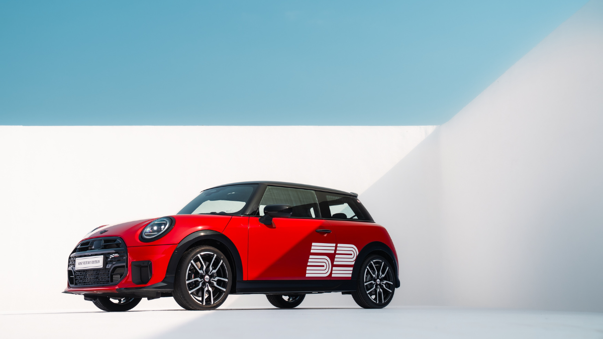 MINI Cooper S Victory Edition Hits Indian Roads: A ₹57.5 Lakh Tribute to Motorsport Royalty 2 Side profile of the MINI Cooper S Victory Edition highlighting the white "52" graphic and 18-inch JCW Lap Spoke alloy wheels.