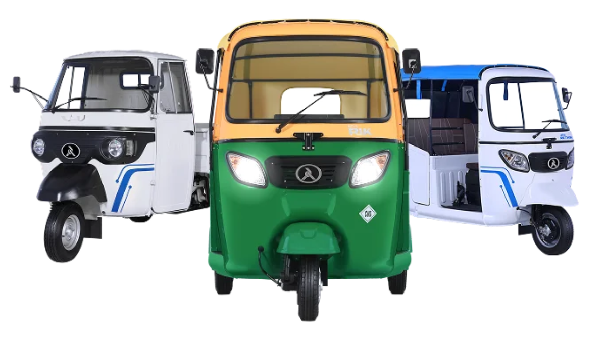 Three Atul Auto electric three-wheelers in different colours for India's 15-minute rapid charging rollout.