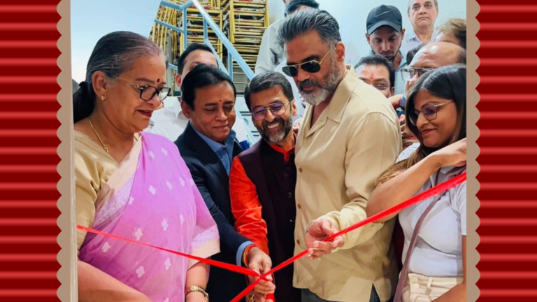 Bollywood actor Suniel Shetty and Lucknow Mayor Smt. Sushma Kharakwal cutting the ribbon to inaugurate the GM Smart Living...