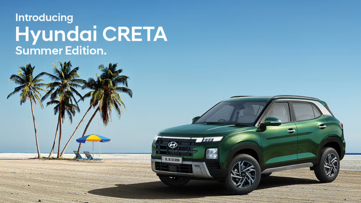 Front three-quarter view of the new Hyundai CRETA Summer Edition in Robust Emerald Pearl parked on a sunny tropical beach with palm trees.