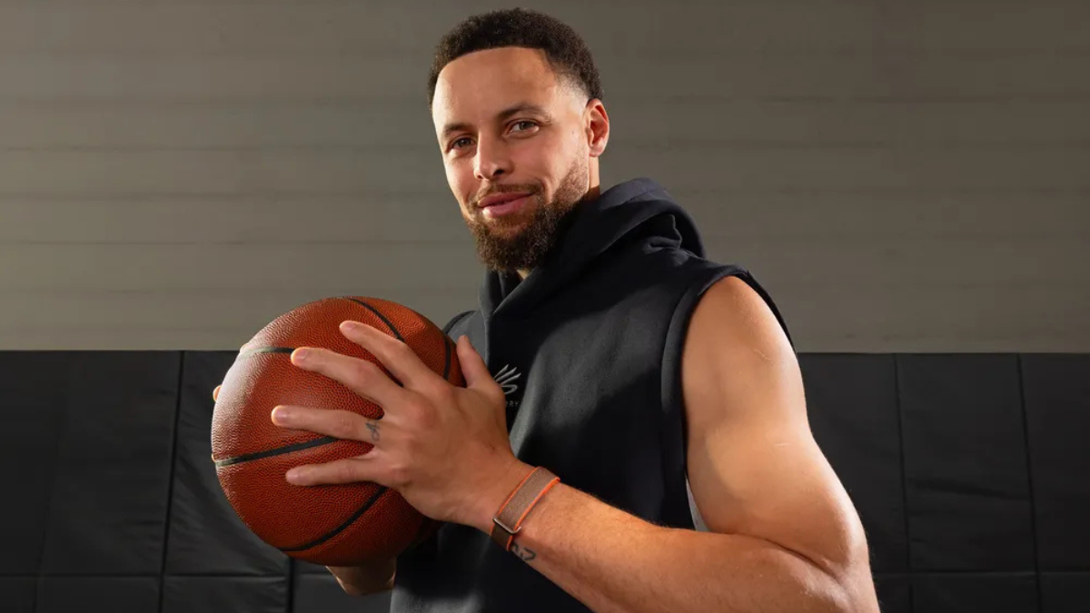 Close-up of a basketball player wearing the Special Edition Performance Loop band in rye brown and orange.