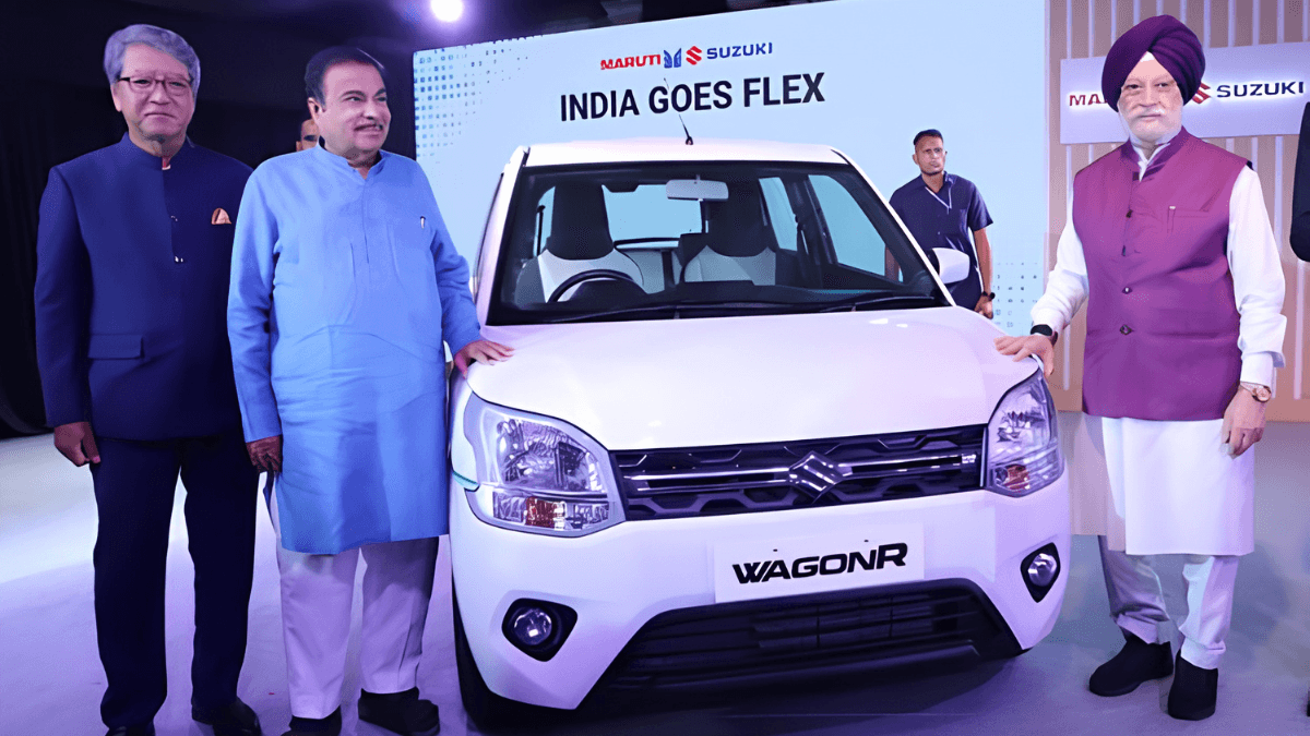 White Maruti WagonR flanked by Nitin Gadkari and Hardeep Singh Puri at a flex-fuel launch event.