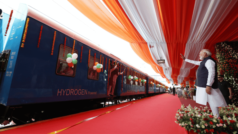 This 3,200-horsepower hydrogen train leads global rivals