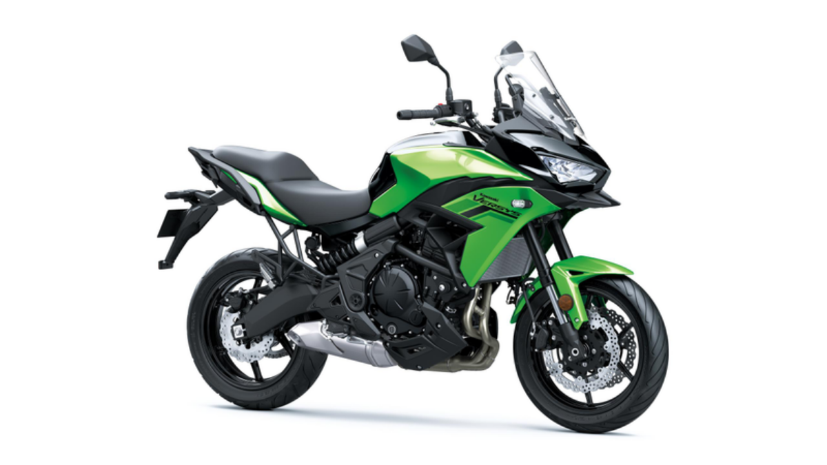 Black rear tyre, stepped saddle, green fuel tank, windscreen, and 17-inch front alloy wheel on white studio.
