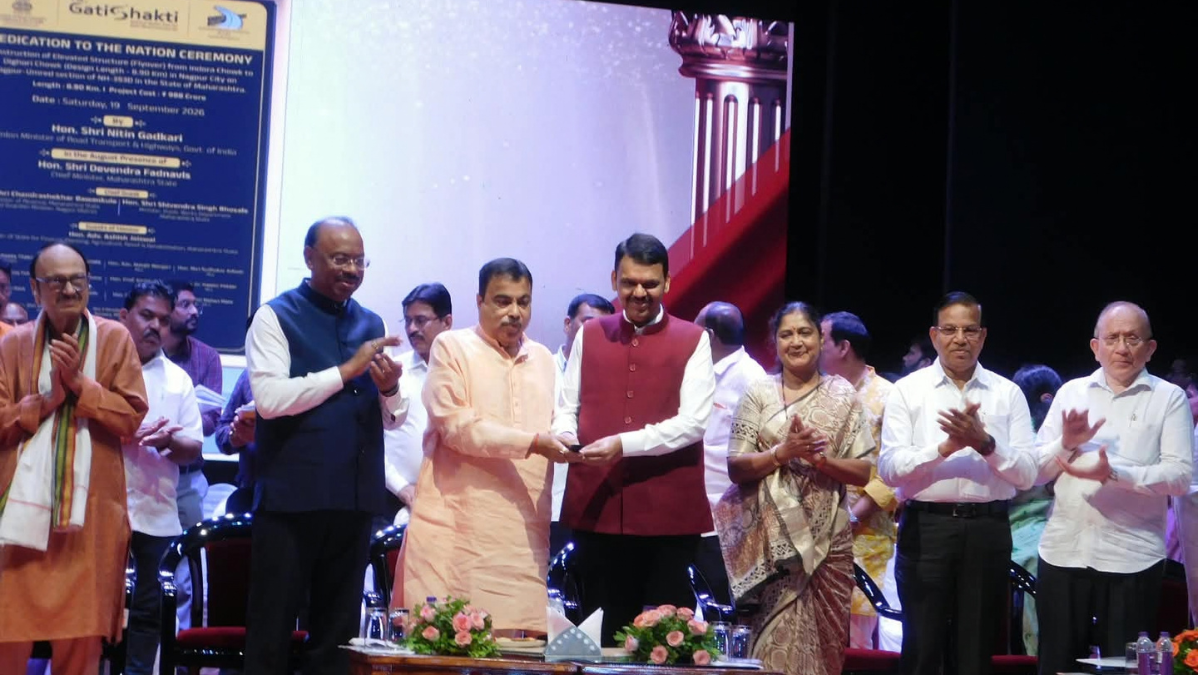 New Nagpur elevated route opens amid signage hazards and protests 1 Nitin Gadkari and Devendra Fadnavis on stage during a felicitation ceremony with officials and dignitaries in Nagpur.